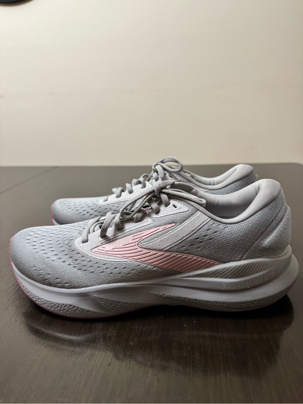 Brooks Women’s Adrenaline gts 24 wide size 10 alloy/white/zypher